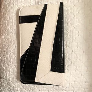 Black / white clutch